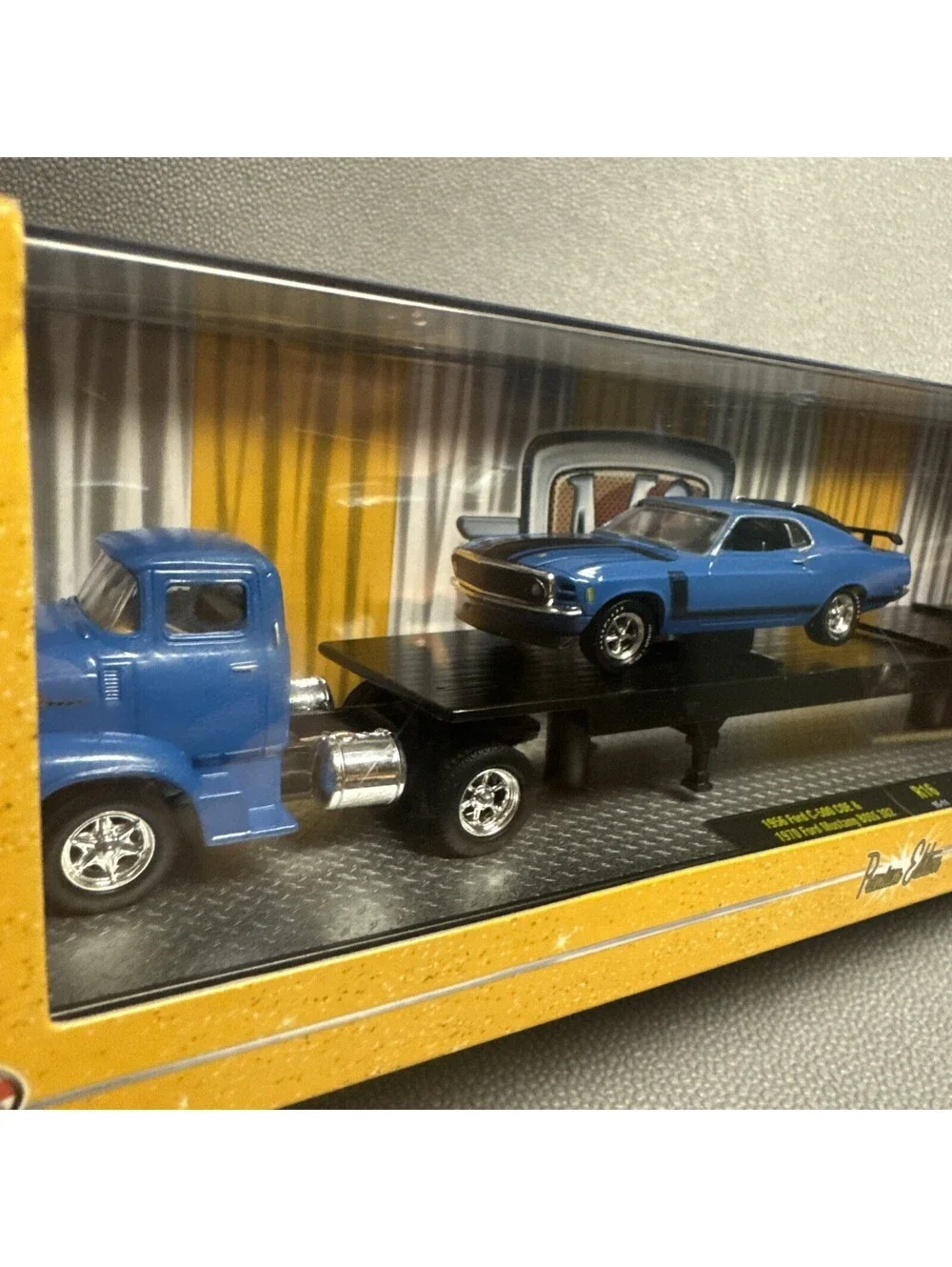 1:64 M2 Machines Auto-Haulers 1956 Ford C-500 COE & 1970 Ford Mustang BOSS 302